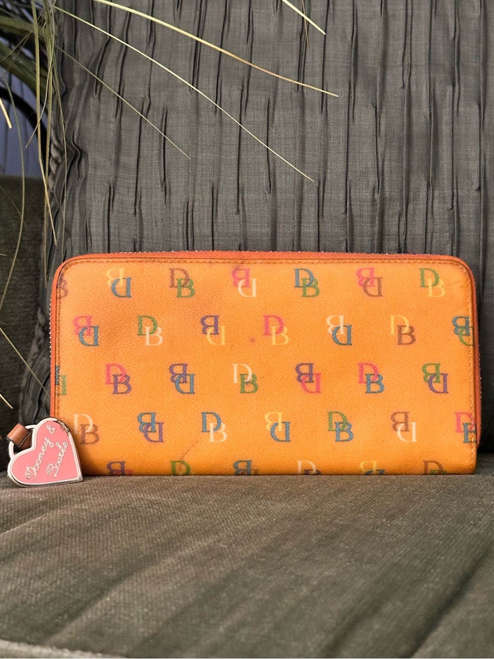 Vintage NWT Dooney & Bourke Y2K Orange Multicolor DB Logo Zip Wallet DB logo - Picture 2 of 4